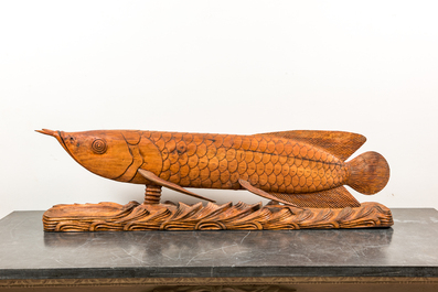 Een grote Indonesische houten sculptuur van een vis, 1e helft 20e eeuw