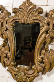 Een vergulde houten Louis XV-stijl spiegel met feniksen, 19e eeuw