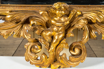 Miroir de style baroque en bois sculpt&eacute; et dor&eacute; orn&eacute; de ch&eacute;rubins, Italie, 19&egrave;me