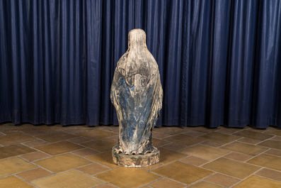 Een Franse polychrome kalkstenen figuur van de heilige Scholastica, Loire vallei, 16e eeuw