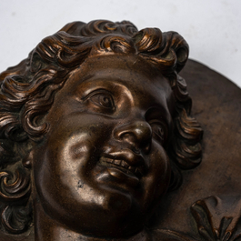 D'Apr&egrave;s Louis-Fran&ccedil;ois Roubiliac (1702/05-1762): Paire de plaques en bronze figurant 'L'enfant criant' et 'L'enfant riant', 19&egrave;me
