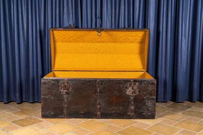 Een Duitse met leder beklede houten koffer met ijzerbeslag, 17e eeuw