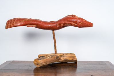 Anguille en bois peint rouge sur pied, 20&egrave;me