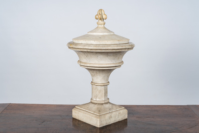 Een witmarmeren urne met florale bekroning, 20e eeuw
