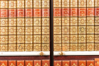 Twee trompe l'oeil kastdeurtjes met boekbanden, 1e helft 20e eeuw