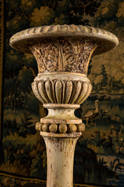 Tr&egrave;s imposant bougeoir en bois sculpt&eacute; et patin&eacute;, Italie, 18/19&egrave;me
