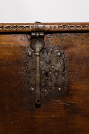 Een koffer in notelaar, 18e eeuw