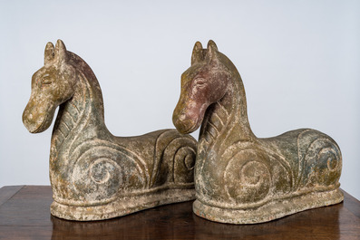 Een paar gepatineerde terracotta paarden in Chinese Han-stijl, 20e eeuw