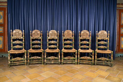 Zes Spaanse polychrome en vergulde houten stoelen met gevlochten rieten bekleding, 19e eeuw