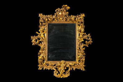 Miroir de style baroque en bois sculpt&eacute; et dor&eacute; orn&eacute; de ch&eacute;rubins, Italie, 19&egrave;me