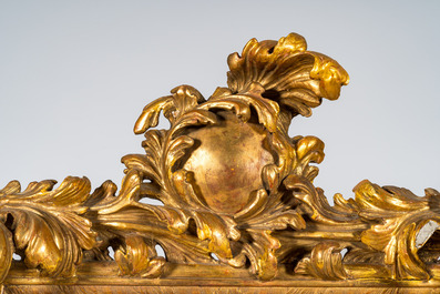 Miroir de style baroque en bois sculpt&eacute; et dor&eacute; orn&eacute; de ch&eacute;rubins, Italie, 19&egrave;me