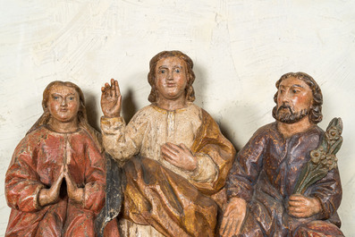 Een polychroom naaldhouten retabelfragment met de 'heilige familie', Spanje, 17e eeuw