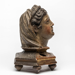 Een polychrome en vergulde houten reliekhouder in de vorm van een dameshoofd, eind 16e eeuw