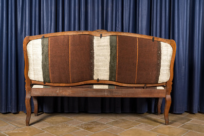 An Italian Louis XV salon composed of a sofa and four armchairs in patinated and gilt walnut, 18/19th C.