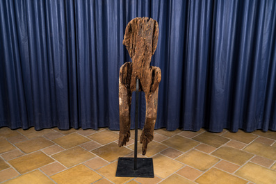 Sculpture anthropomorphe en bois mont&eacute;e sur socle en m&eacute;tal, 20&egrave;me