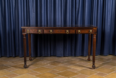 Bureau de style n&eacute;oclassique en acajou avec dessus en cuir, Angleterre, 19&egrave;me