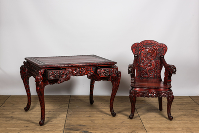 Bureau et fauteuil en bois &agrave; patine rouge finement sculpt&eacute;, Japon, 20&egrave;me