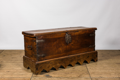 A walnut chest, 18th C.