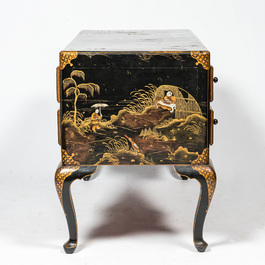 Een Engelse gelakte en vergulde houten bureau met chinoiserie decor, 19/20e eeuw