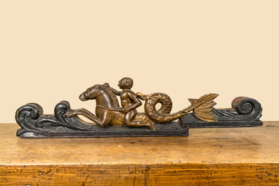 Een polychrome en vergulde houten sculptuur met een engel op een zeepaard, 19e eeuw