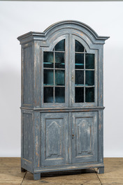 Een blauwgepatineerde houten vitrinekast, 19e eeuw