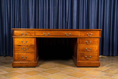 Een Engelse Hobbs &amp; Co mahoniehouten bureau met lederen bovenblad, ca. 1900