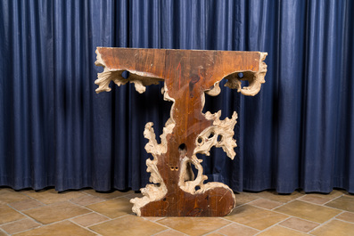 Console italienne en bois patin&eacute; &agrave; d&eacute;cor d'un putto sous feuillage, 19&egrave;me