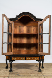 A Dutch colonial hardwooden display cabinet with ebonised accents on foot, 19/20th C.