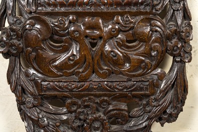 Panneau en ch&ecirc;ne sculpt&eacute; figurant les armes d'une guilde de charpentiers, Flandres, fin du 16&egrave;me