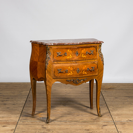 Een Franse mahoniehouten Lodewijk XV-stijl commode met marmeren bovenblad en marqueterie, 19/20e eeuw