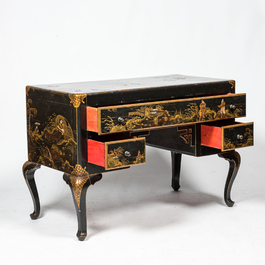 Een Engelse gelakte en vergulde houten bureau met chinoiserie decor, 19/20e eeuw