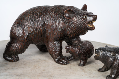 A collection of polychrome wooden models of bears, 20th C.