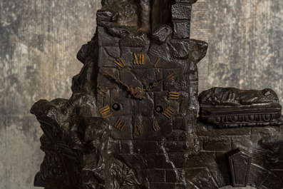 Pendule 'ruine' en bronze patin&eacute; et dor&eacute; avec un bougeoir assorti, 19&egrave;me
