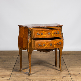 Een Franse mahoniehouten Lodewijk XV-stijl commode met marmeren bovenblad en marqueterie, 19/20e eeuw