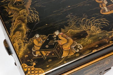 An English lacquered and gilt wooden chinoiserie desk, 19/20th C.