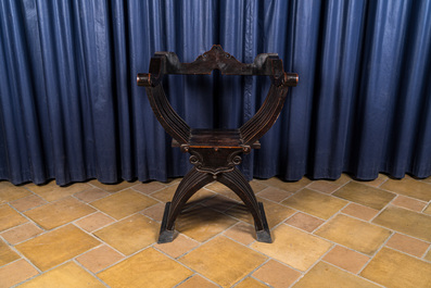 Een Italiaanse houten dagobertstoel, 19e eeuw