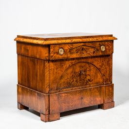 Een neoclassicistische mahoniehouten commode met drie lades, 19e eeuw