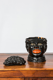 Een gelakte terracotta 'blackamoor' tabakspot, 20e eeuw