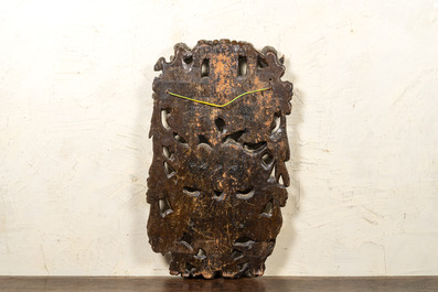 Een Vlaams opengewerkt eikenhouten paneel met het wapen van een timmermansgilde, eind 16e eeuw
