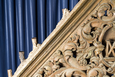 Important bougeoir d'&eacute;glise de type 'tenebrae' en bois patin&eacute;, 18&egrave;me