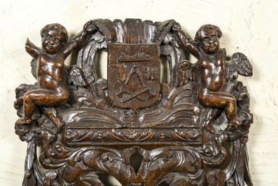 Panneau en ch&ecirc;ne sculpt&eacute; figurant les armes d'une guilde de charpentiers, Flandres, fin du 16&egrave;me