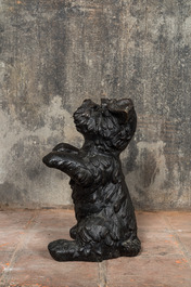 Een gepatineerd bronzen model van een foxterri&euml;r hond, 20e eeuw