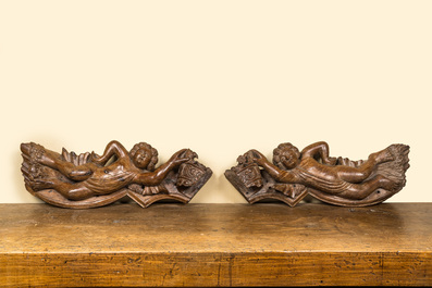 A pair of walnut putti with a crown, 18th C.