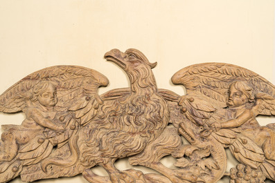 Een groot geloogd eikenhouten reli&euml;f met een adelaar die een slang verslaat en twee engelen, 18e eeuw
