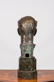 Een bronzen mannenbuste op marmeren voet, 20e eeuw