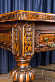 A tortoiseshell veneered and leather-topped wooden desk, 19/20th C.