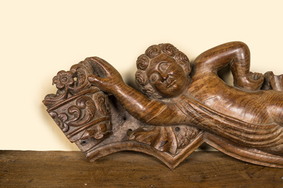 A pair of walnut putti with a crown, 18th C.