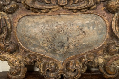 Cartouche en bois polychrome &agrave; d&eacute;cor de t&ecirc;te d'ange et blason, 17&egrave;me