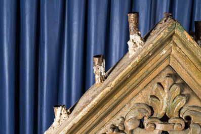 Important bougeoir d'&eacute;glise de type 'tenebrae' en bois patin&eacute;, 18&egrave;me