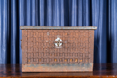Een houten geldkoffer met metalen beslag, 18/19e eeuw